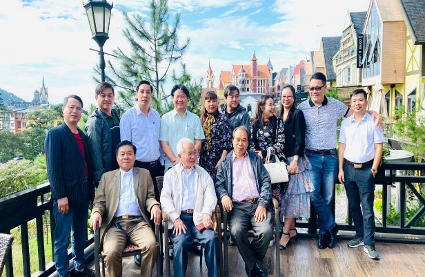 Các đại biểu chụp ảnh lưu niệm