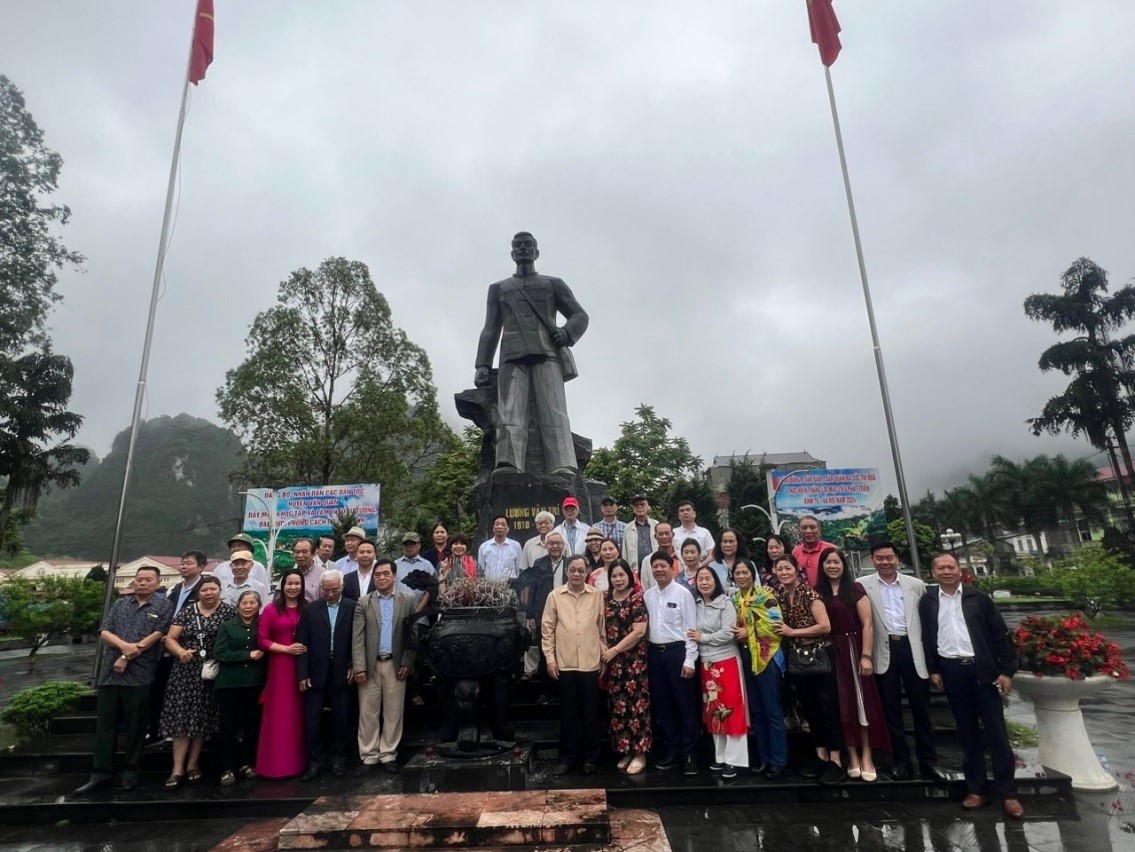 Đại diện bà con họ Lương Việt Nam chụp ảnh lưu niệm tại tượng đài Lương Văn Tri