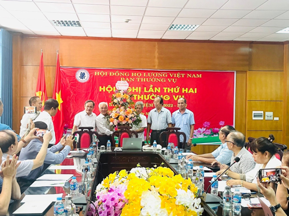 Họ Lương làng Bình Hòa, xã Quảng Châu, TP Sầm Sơn tặng hoa Hội nghị