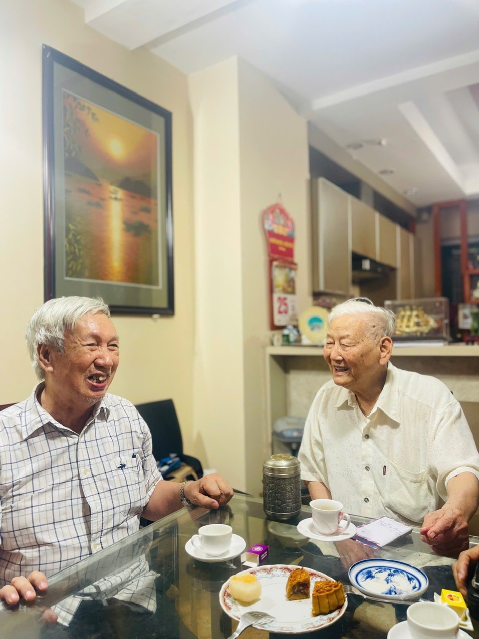 Hai vị Chủ tịch Hội đồng Trưởng lão say sưa trò chuyện ngày gặp mặt