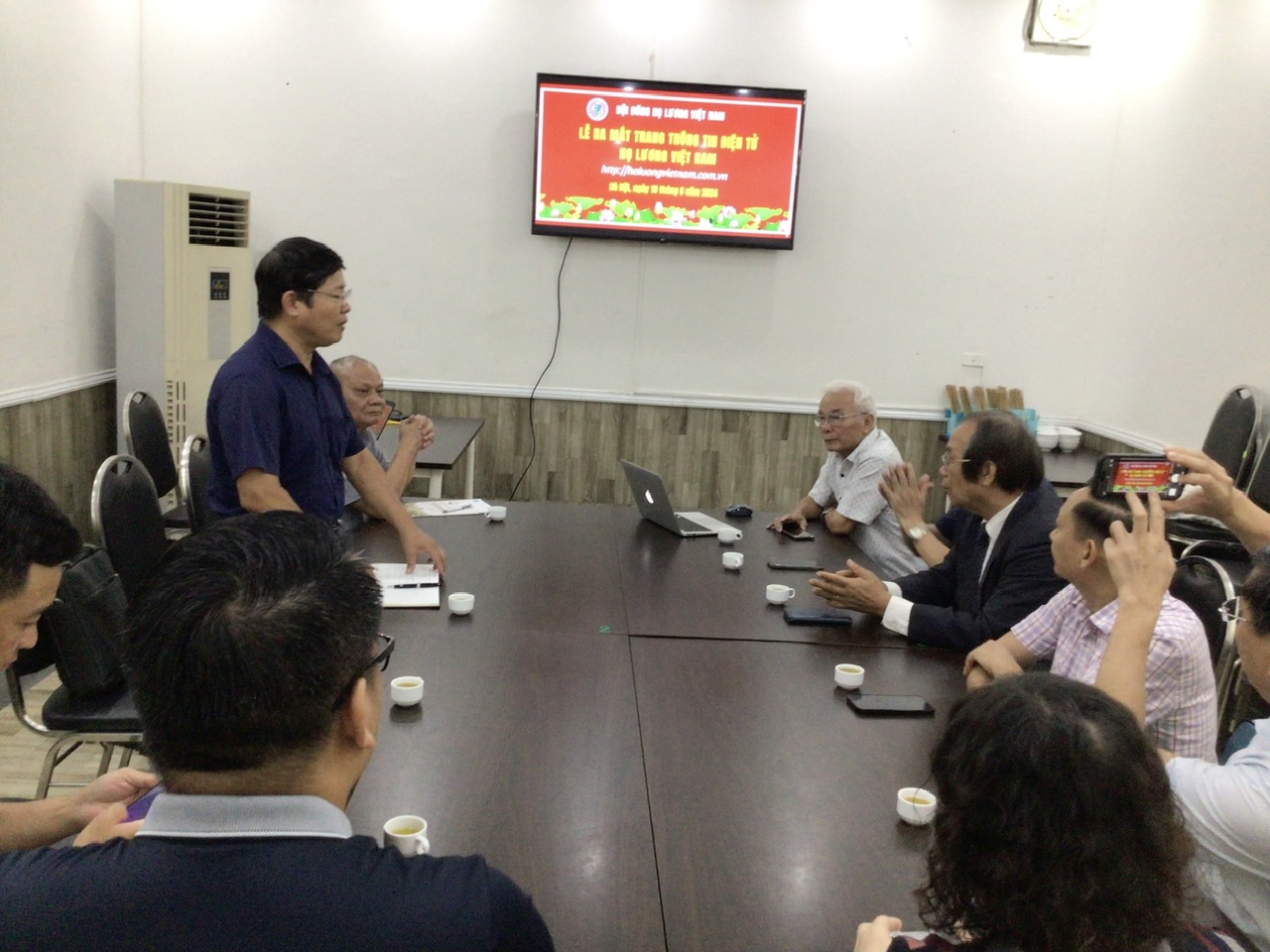 Các đại biểu góp ý chỉnh sửa trang web