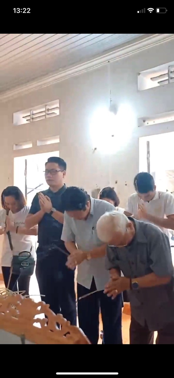 Đoàn thắp hương tưởng nhớ ông Thành, bà Hường