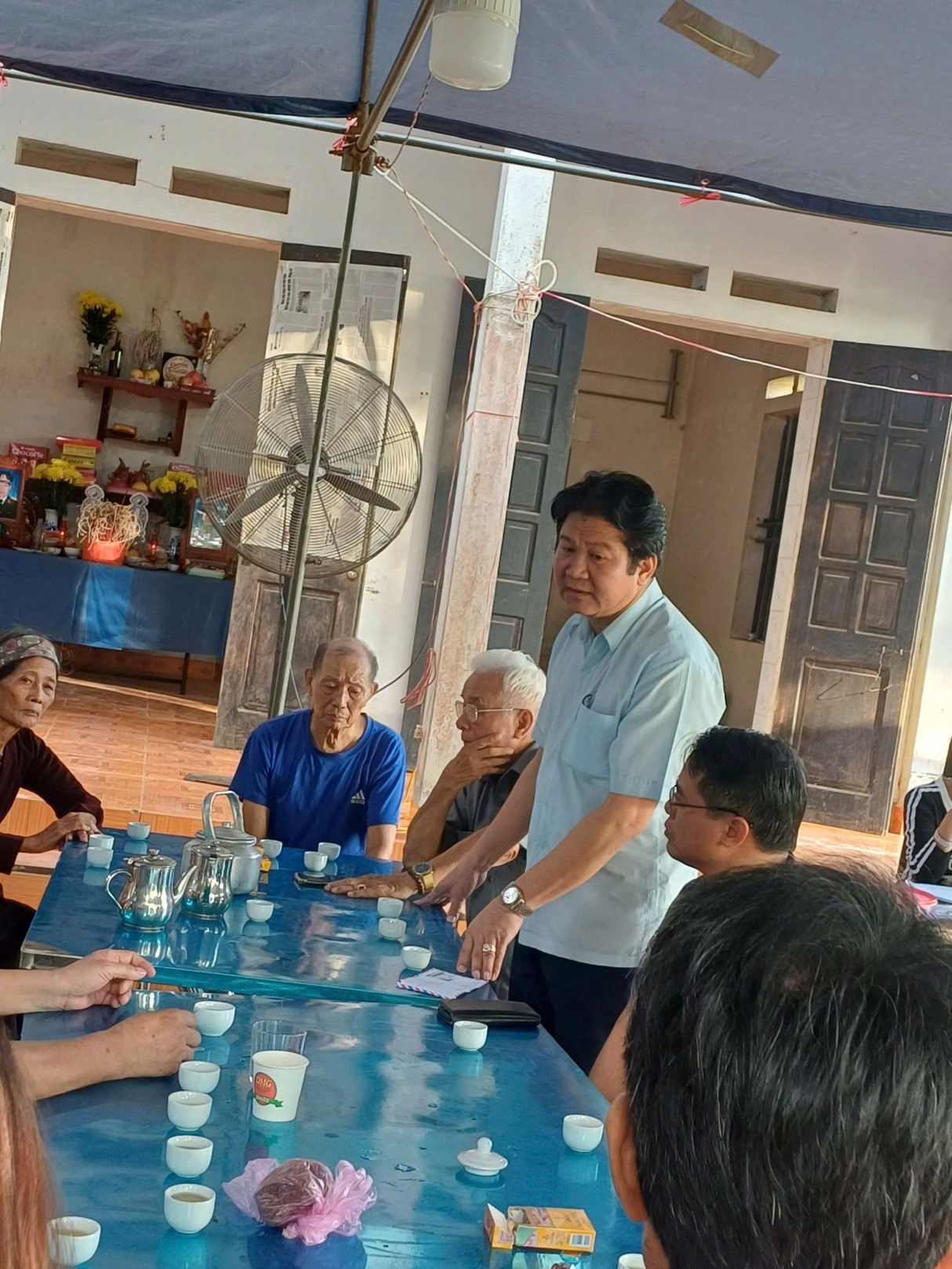 Ông Lương Chí Cường – Trưởng ban liên lạc họ Lương Phú Thọ phát biểu chia buồn cùng gia đình
