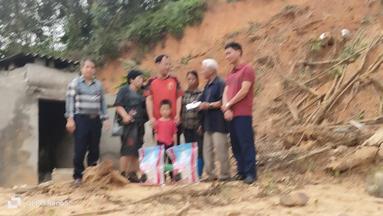 Ông Lương Đức Kỳ trao quà cho bà con họ Lương tỉnh Thái Nguyên