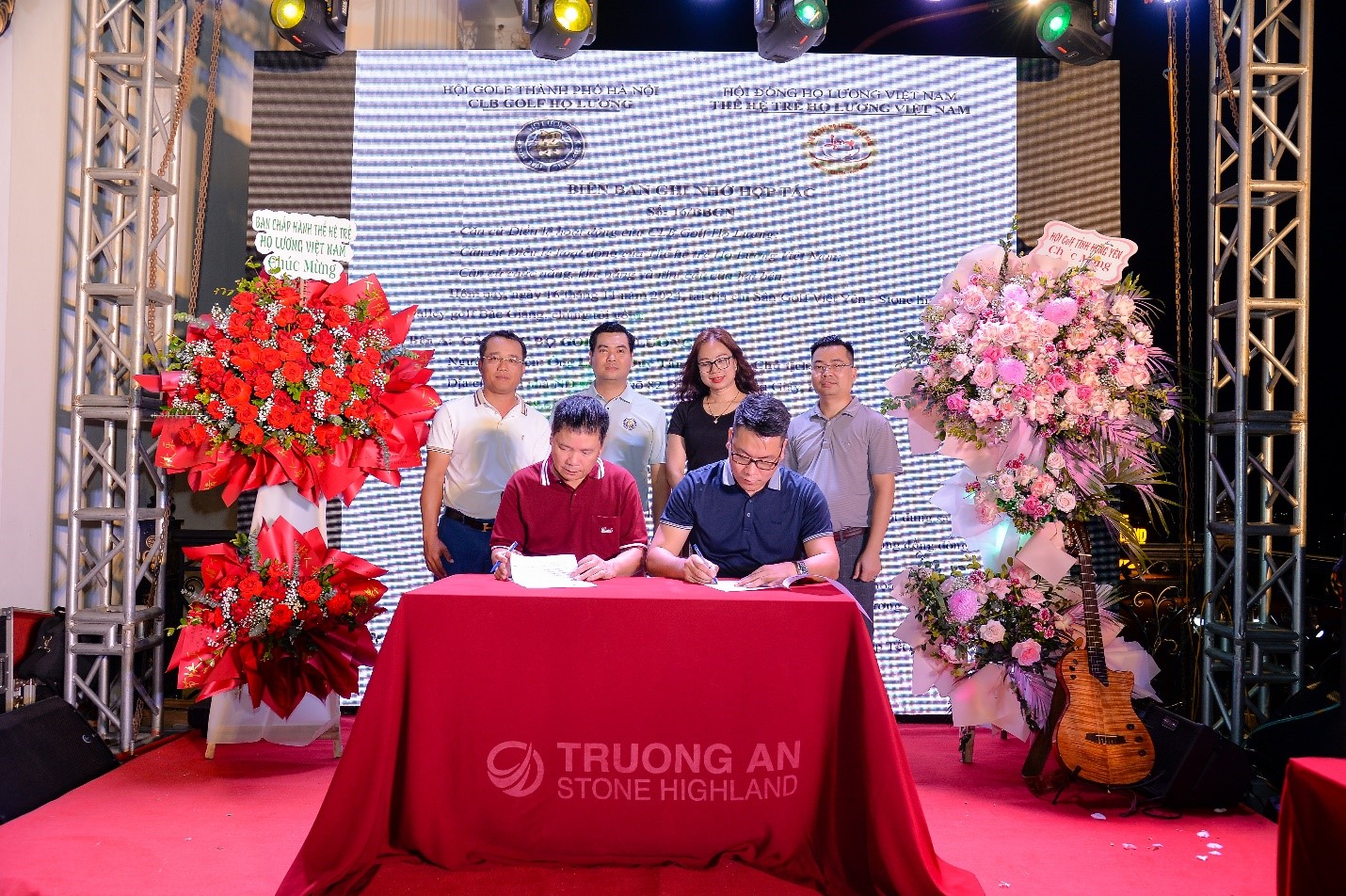 Ông Lương Thế Dũng - Phó chủ tịch Hội đồng họ Lương Việt Nam, Q. Chủ tịch Thế hệ trẻ họ Lương Việt Nam và ông Lương Duy Tân – Chủ tịch CLB Golf Họ Lương ký kết biên bản ghi nhớ.