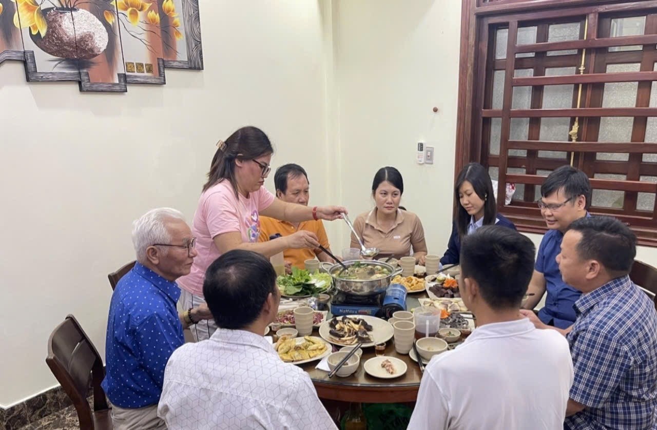 Bữa cơm đậm tình dòng tộc