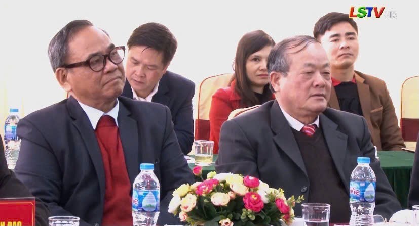 Ông Lương Đăng Ninh - Phó Chủ tịch Hội đồng họ Lương Việt Nam, Chủ tịch Hội đồng họ Lương Lạng Sơn (Người ngồi bên trái) tham dự Hội thảo khoa học “Đồng chí Lương Văn Tri - Người chiến sĩ cộng sản kiên trung, người con ưu tú quê hương Lạng Sơn”