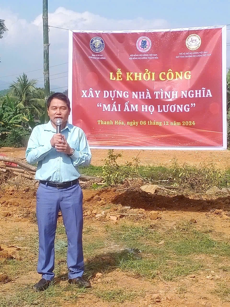 Ông Hà Huy Hiền – Bí thư Đảng ủy xã Luận Thành phát biểu tại Lễ khởi công