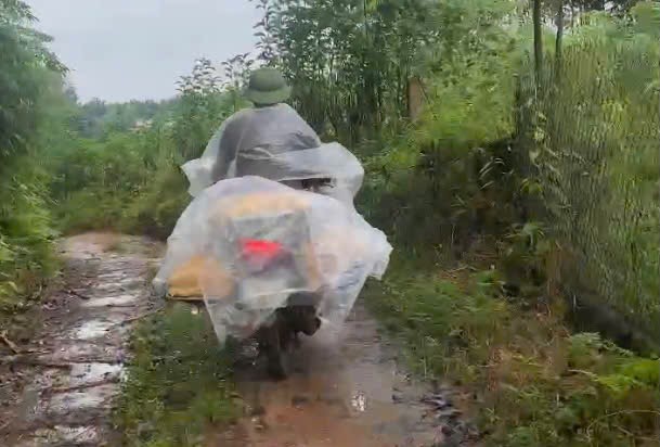 Chở quà cứu trợ bằng xe máy kịp thời giúp đỡ đồng bào vùng bão lũ