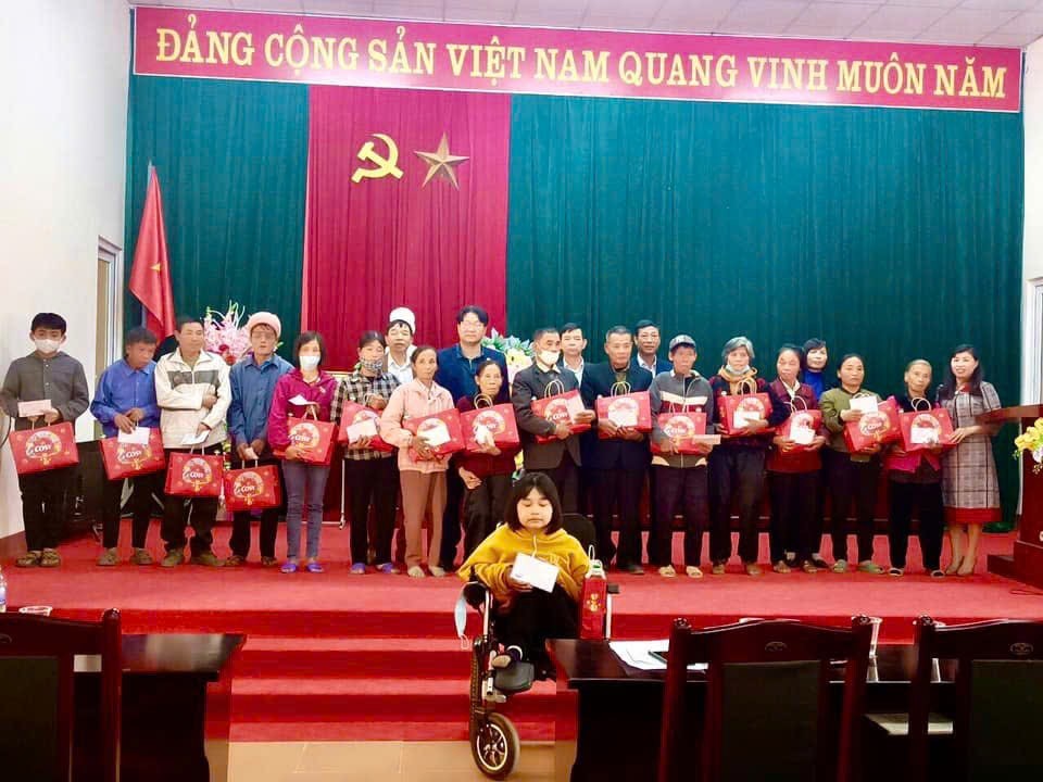 Tặng quà Tết các gia đình họ Lương