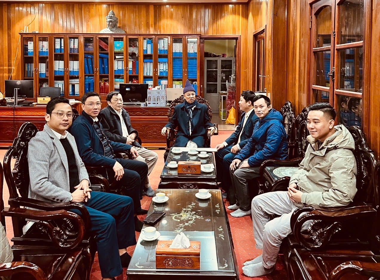 Ngày 19/2/2025, Ban Tổ chức Gặp mặt đầu Xuân 2025 của họ Lương Hà Nội đã trao đổi, thống nhất với Học viện Phật giáo về việc tổ chức Lễ hội đầu năm nay. Người ngồi đầu dãy bên trái là GS,TS Lương Gia Tĩnh, Phó Viện trưởng Học viên Phật giáo Việt Nam tại Hà Nội