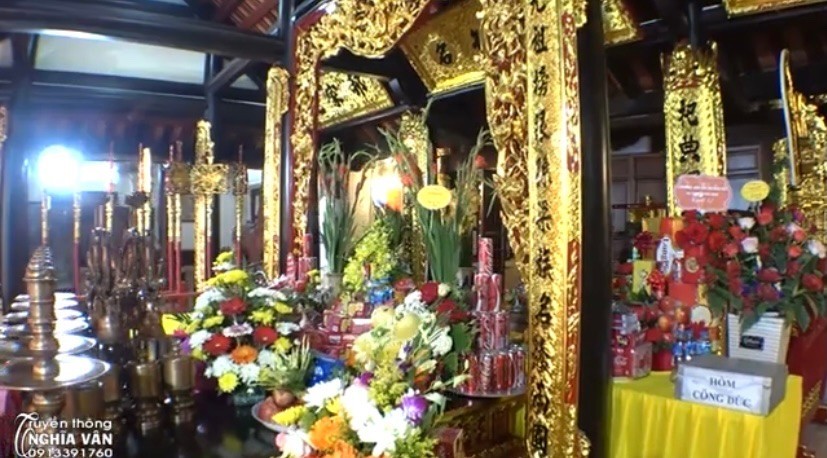 Ban thờ trong Đền thở Trạng nguyên Lương Thế Vinh
