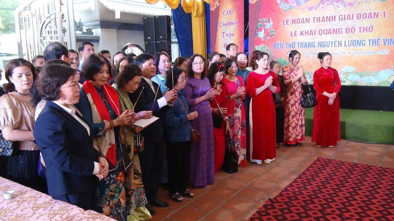 Đoàn đại biểu họ Lương Hà Nội thành kính dâng hương