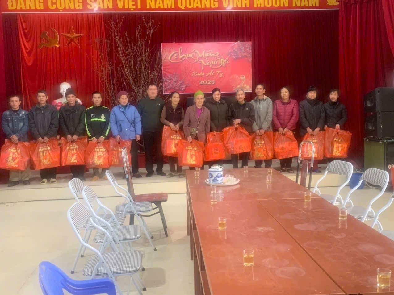 Tặng quà Tết ấm tình thương