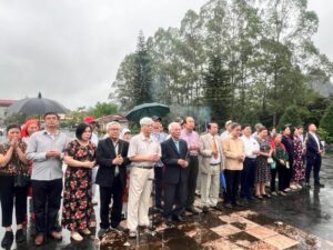 Ông Lương Đức Kỳ - Chủ tịch Hội đồng họ Lương Việt Nam và bà con họ Lương dâng hương tại tượng đài Lương Văn Tri