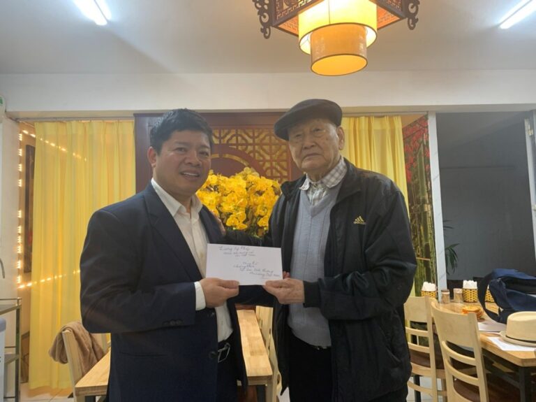 Ông Lương Sĩ Pháp - Chủ tịch danh dự Hội đồng Trưởng lão Họ Lương Việt Nam trao quà tặng Chương trình