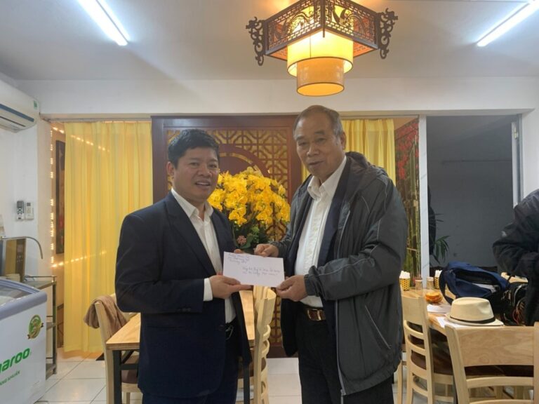 Ông Lương Phan Cừ - Phó Chủ tịch thường trực Hội đồng Trưởng lão Họ Lương Việt Nam trao quà tặng Chương trình