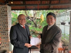 Ông Lương Khắc Hiếu – Thường vụ Hội đồng Họ Lương Việt Nam, Trưởng ban Truyền thông trao quà tặng Chương trình