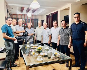 Ông Lương Phan Cừ trao tặng máy quay phim cho Ban Biên tậpTrang Thông tin điện tử Họ Lương Việt Nam