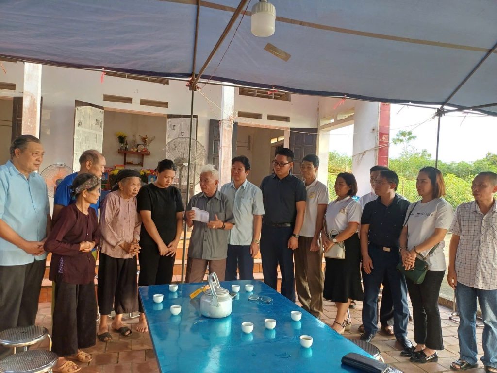 Ông Lương Đức Kỳ, Chủ tịch Hội đồng họ Lương thay mặt bà con họ Lương cả nước trao tiền hỗ trợ, động viên gia đình