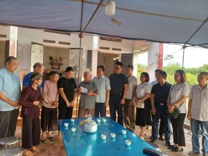 Ông Lương Đức Kỳ, Chủ tịch Hội đồng họ Lương thay mặt bà con họ Lương cả nước trao tiền hỗ trợ, động viên gia đình