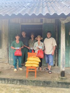 Đây là những gia đình bà con họ Lương thuộc Khu 8, xã Đại Phạm, huyện Hạ Hòa, tỉnh Phú Thọ - một khu vực nằm trong lòng hồ Thác Bà, giáp ranh tỉnh Yên Bái, bị lũ ngập, mất điện, nước và bị cô lập gần 1 tuần qua.