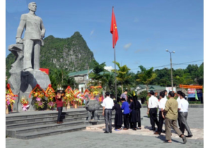 Cán bộ, nhân dân thị trấn Văn Quan dâng hương kỷ niệm Ngày sinh đồng chí Lương Văn Tri